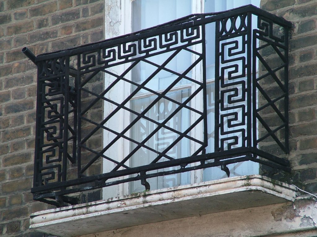 Última verja decorativa de balcón de hierro forjado.